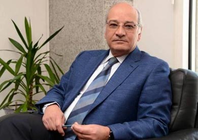 محمود أبوالعيون محافظ البنك المركزى الاسبق